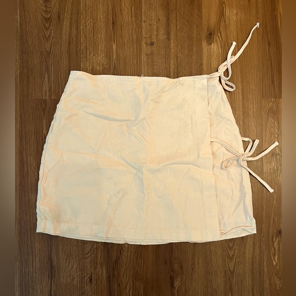 GB Girls x Dillards - NWOT - Light peach tied mini skirt - Woman’s L